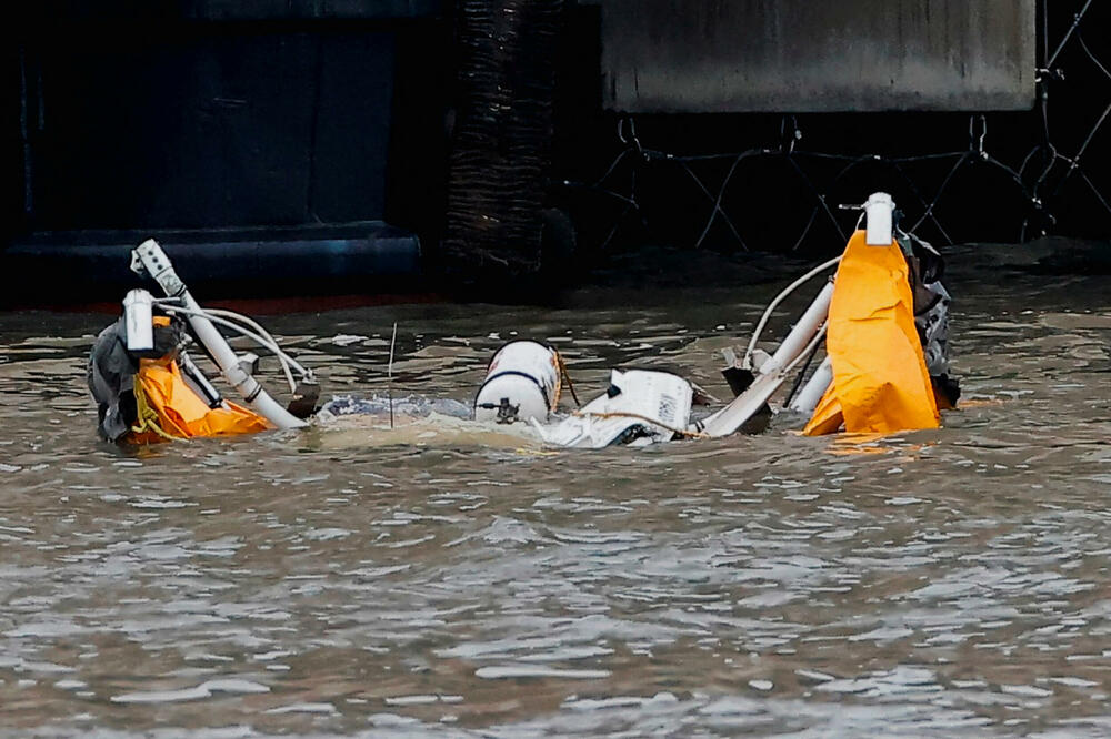 <p>Mjesto pada se nalazi blizu dokova na Menhetnu, kod kraja dugačkog keja za održavanje jedne od ventilacionih kula za Holandov tunel koji prolazi ispod Hadsona</p>