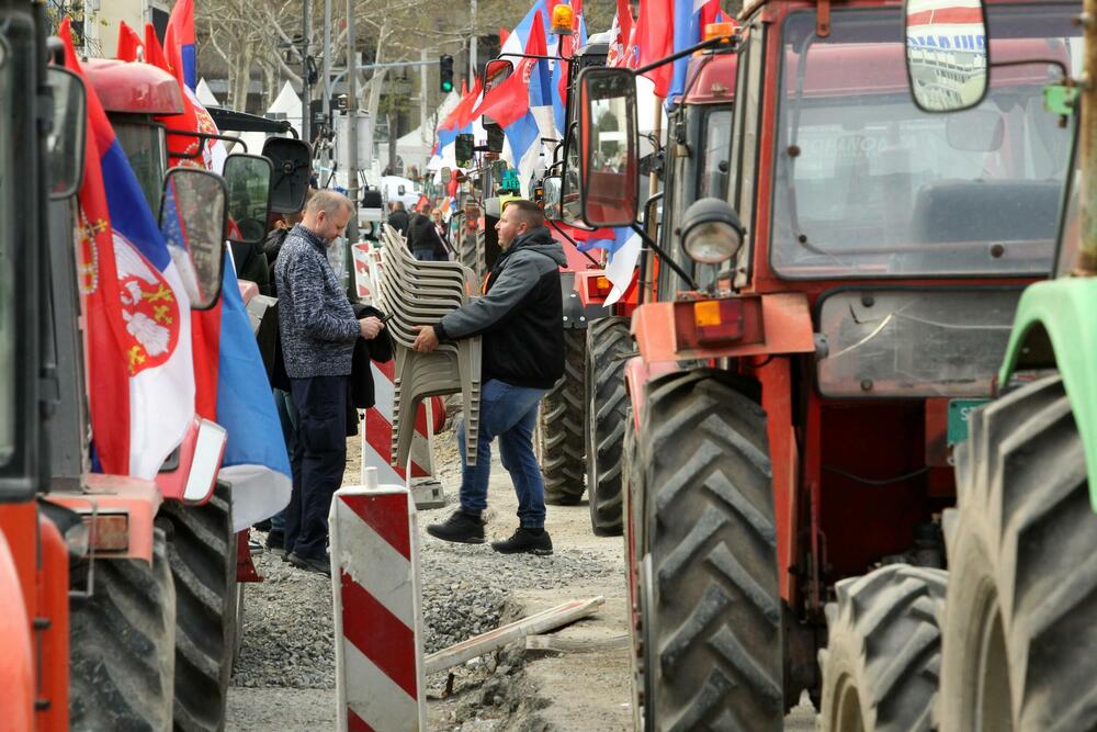 <p>"Ako smo danas uspjeli da nešto ljudi skupimo, mnogo više ih dolazi od onih koji su ovdje, onda će sjutra izgleda biti više od onih nekoliko stotina i hiljada, koliko sam mislio", rekao je Vučić</p>