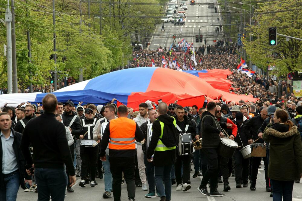 <p>"Ako smo danas uspjeli da nešto ljudi skupimo, mnogo više ih dolazi od onih koji su ovdje, onda će sjutra izgleda biti više od onih nekoliko stotina i hiljada, koliko sam mislio", rekao je Vučić</p>