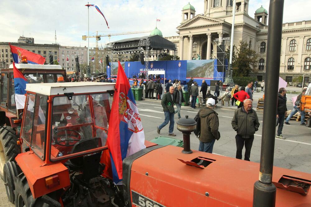 <p>"Ako smo danas uspjeli da nešto ljudi skupimo, mnogo više ih dolazi od onih koji su ovdje, onda će sjutra izgleda biti više od onih nekoliko stotina i hiljada, koliko sam mislio", rekao je Vučić</p>