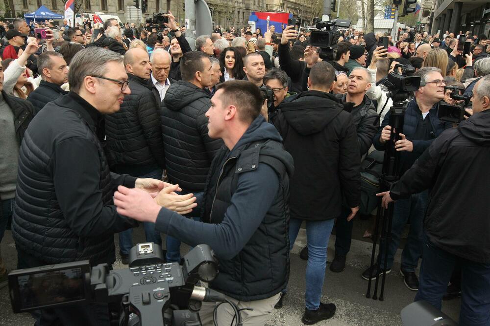 Vučić sa sinom Danilom na jučerašnjem skupu