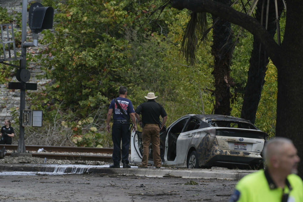 <p>Federalna uprava za vazduhoplovstvo (FAA) identifikovala avion kao Cesnu 310 sa tri osobe u njemu. Srušio se oko 10:20 po lokalnom vremenu poslije polaska sa aerodroma u Boka Ratonu za Talahasi, saopštila je FAA</p>