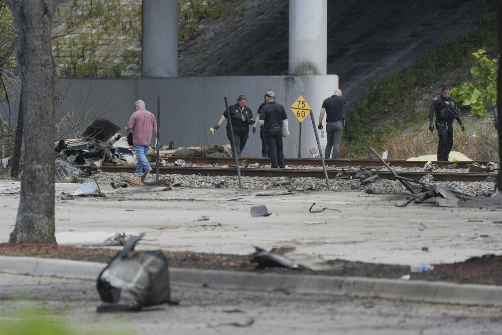 <p>Federalna uprava za vazduhoplovstvo (FAA) identifikovala avion kao Cesnu 310 sa tri osobe u njemu. Srušio se oko 10:20 po lokalnom vremenu poslije polaska sa aerodroma u Boka Ratonu za Talahasi, saopštila je FAA</p>