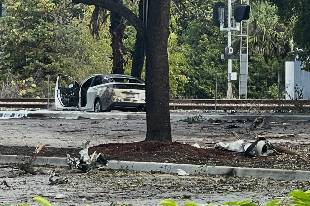 <p>Federalna uprava za vazduhoplovstvo (FAA) identifikovala avion kao Cesnu 310 sa tri osobe u njemu. Srušio se oko 10:20 po lokalnom vremenu poslije polaska sa aerodroma u Boka Ratonu za Talahasi, saopštila je FAA</p>