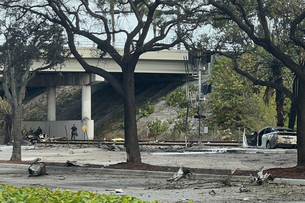 <p>Federalna uprava za vazduhoplovstvo (FAA) identifikovala avion kao Cesnu 310 sa tri osobe u njemu. Srušio se oko 10:20 po lokalnom vremenu poslije polaska sa aerodroma u Boka Ratonu za Talahasi, saopštila je FAA</p>