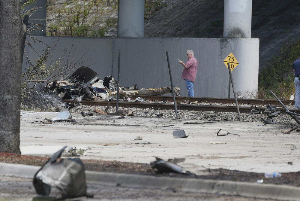 <p>Federalna uprava za vazduhoplovstvo (FAA) identifikovala avion kao Cesnu 310 sa tri osobe u njemu. Srušio se oko 10:20 po lokalnom vremenu poslije polaska sa aerodroma u Boka Ratonu za Talahasi, saopštila je FAA</p>