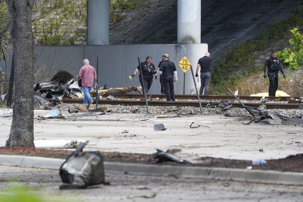 <p>Federalna uprava za vazduhoplovstvo (FAA) identifikovala avion kao Cesnu 310 sa tri osobe u njemu. Srušio se oko 10:20 po lokalnom vremenu poslije polaska sa aerodroma u Boka Ratonu za Talahasi, saopštila je FAA</p>