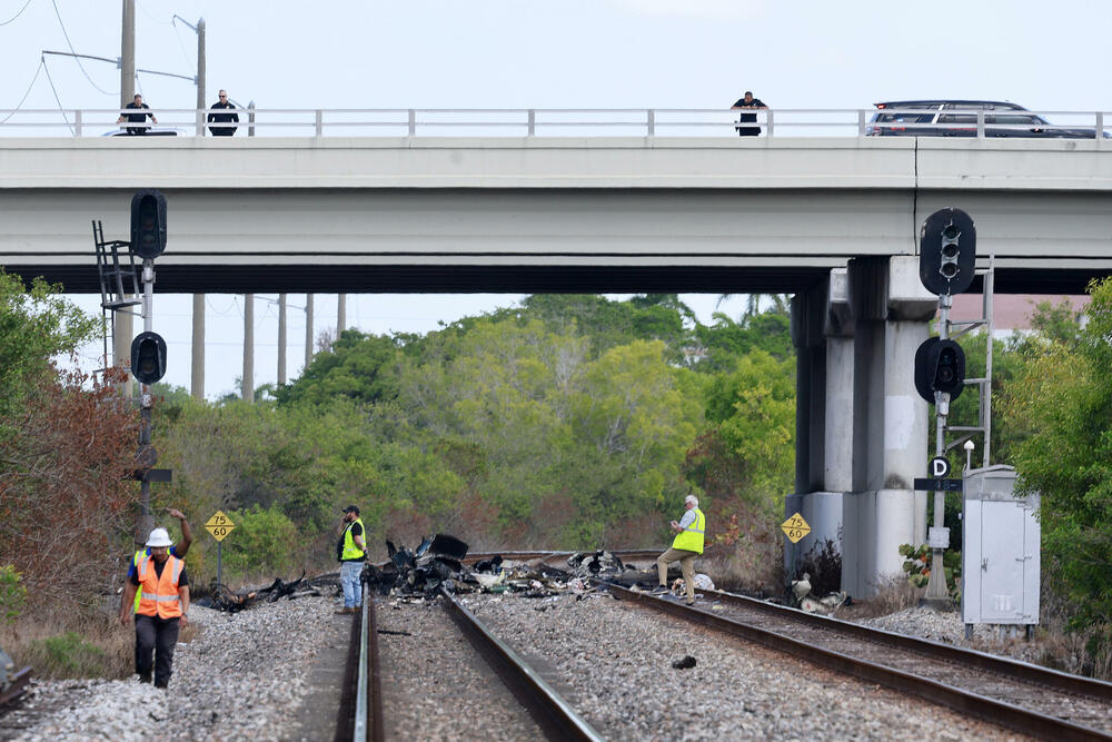 <p>Federalna uprava za vazduhoplovstvo (FAA) identifikovala avion kao Cesnu 310 sa tri osobe u njemu. Srušio se oko 10:20 po lokalnom vremenu poslije polaska sa aerodroma u Boka Ratonu za Talahasi, saopštila je FAA</p>