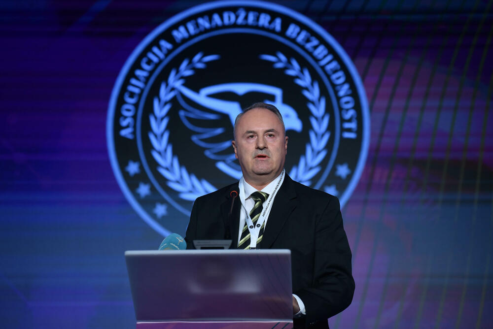 <p>Marković je rekao da se jedna od prijetnji odnosi i na industrijsku špijunažu, dodajući da je to svakodnevnica i ono na čemu se, na organizovan i sistemski način, mora oduprijeti pravovremenom organizacijom nadzora i kontrole</p>