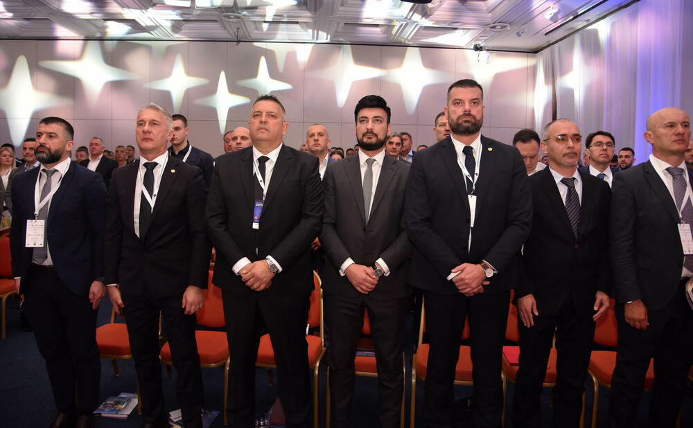 <p>Marković je rekao da se jedna od prijetnji odnosi i na industrijsku špijunažu, dodajući da je to svakodnevnica i ono na čemu se, na organizovan i sistemski način, mora oduprijeti pravovremenom organizacijom nadzora i kontrole</p>