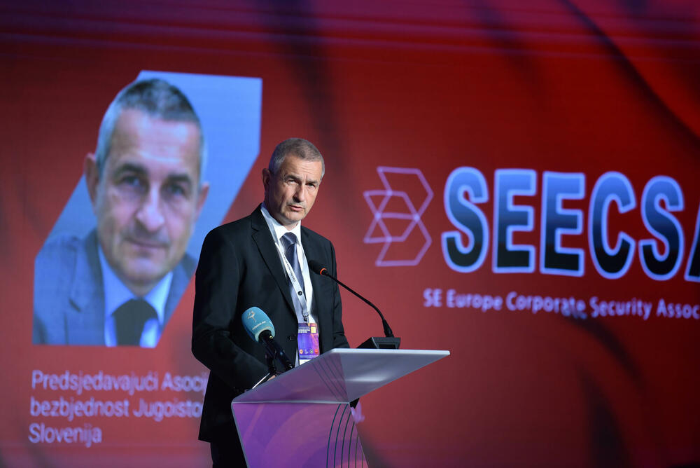 <p>Marković je rekao da se jedna od prijetnji odnosi i na industrijsku špijunažu, dodajući da je to svakodnevnica i ono na čemu se, na organizovan i sistemski način, mora oduprijeti pravovremenom organizacijom nadzora i kontrole</p>