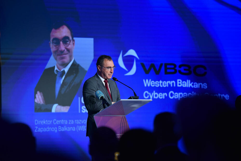 <p>Marković je rekao da se jedna od prijetnji odnosi i na industrijsku špijunažu, dodajući da je to svakodnevnica i ono na čemu se, na organizovan i sistemski način, mora oduprijeti pravovremenom organizacijom nadzora i kontrole</p>