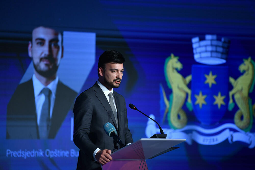 <p>Marković je rekao da se jedna od prijetnji odnosi i na industrijsku špijunažu, dodajući da je to svakodnevnica i ono na čemu se, na organizovan i sistemski način, mora oduprijeti pravovremenom organizacijom nadzora i kontrole</p>