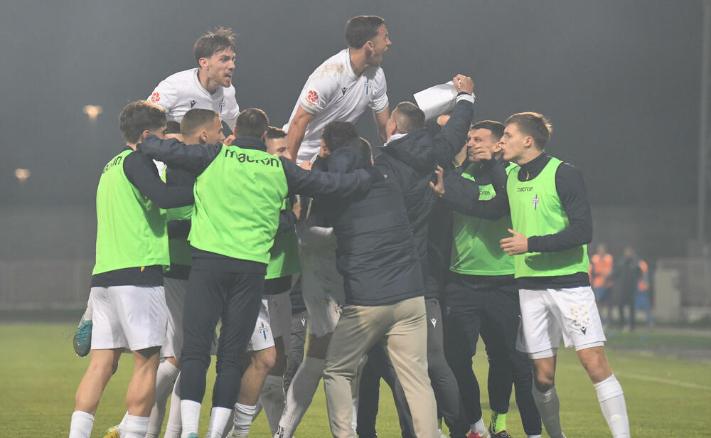 <p>Sutjeska - Budućnost 1:3, u prvom meču 29. kola Meridianbet 1. Crnogorske fudbalske lige. Golove za goste dali Ognjen Gašević, Ivan Bulatović i Ivan Bojović za domaće pogodio Dragan Miranović</p>