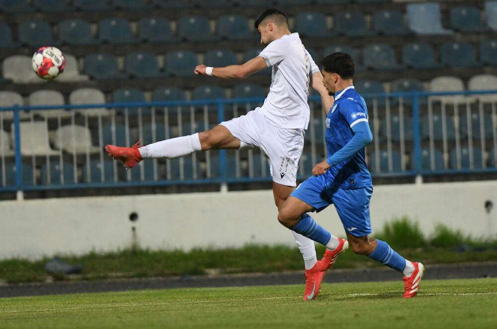<p>Sutjeska - Budućnost 1:3, u prvom meču 29. kola Meridianbet 1. Crnogorske fudbalske lige. Golove za goste dali Ognjen Gašević, Ivan Bulatović i Ivan Bojović za domaće pogodio Dragan Miranović</p>