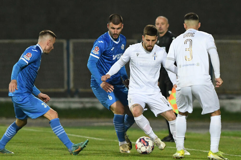 <p>Sutjeska - Budućnost 1:3, u prvom meču 29. kola Meridianbet 1. Crnogorske fudbalske lige. Golove za goste dali Ognjen Gašević, Ivan Bulatović i Ivan Bojović za domaće pogodio Dragan Miranović</p>