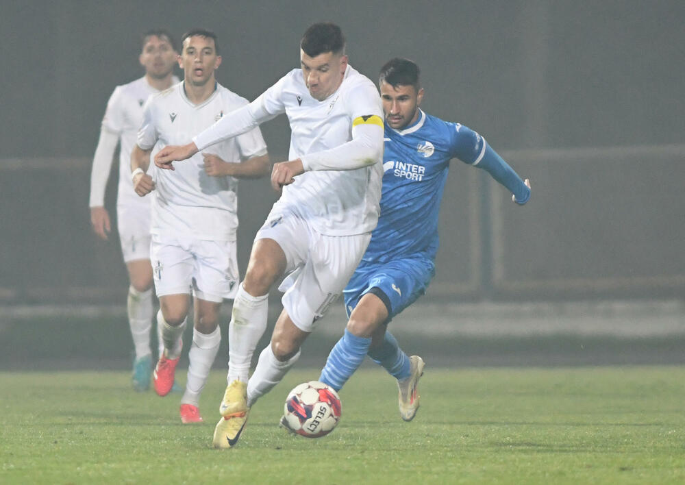 <p>Sutjeska - Budućnost 1:3, u prvom meču 29. kola Meridianbet 1. Crnogorske fudbalske lige. Golove za goste dali Ognjen Gašević, Ivan Bulatović i Ivan Bojović za domaće pogodio Dragan Miranović</p>