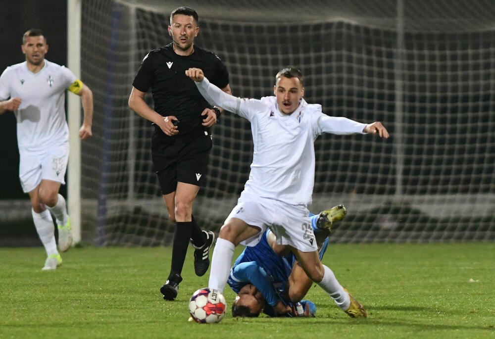 <p>Sutjeska - Budućnost 1:3, u prvom meču 29. kola Meridianbet 1. Crnogorske fudbalske lige. Golove za goste dali Ognjen Gašević, Ivan Bulatović i Ivan Bojović za domaće pogodio Dragan Miranović</p>