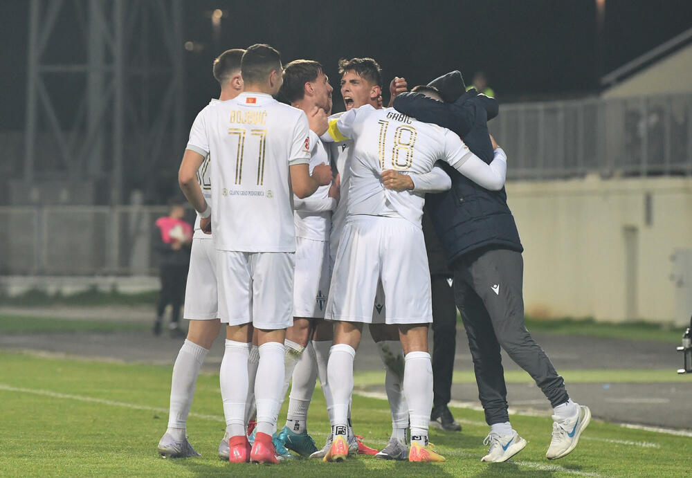 <p>Sutjeska - Budućnost 1:3, u prvom meču 29. kola Meridianbet 1. Crnogorske fudbalske lige. Golove za goste dali Ognjen Gašević, Ivan Bulatović i Ivan Bojović za domaće pogodio Dragan Miranović</p>