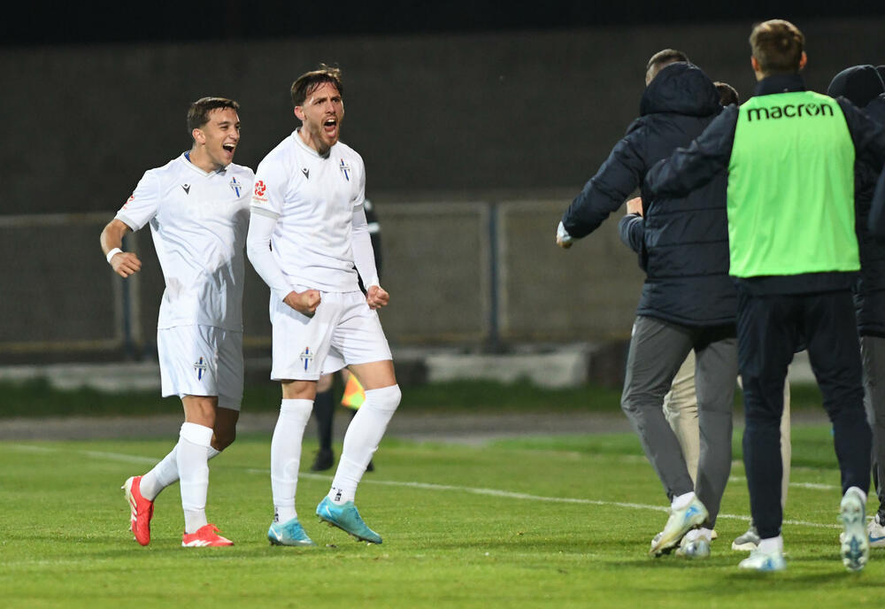 <p>Sutjeska - Budućnost 1:3, u prvom meču 29. kola Meridianbet 1. Crnogorske fudbalske lige. Golove za goste dali Ognjen Gašević, Ivan Bulatović i Ivan Bojović za domaće pogodio Dragan Miranović</p>