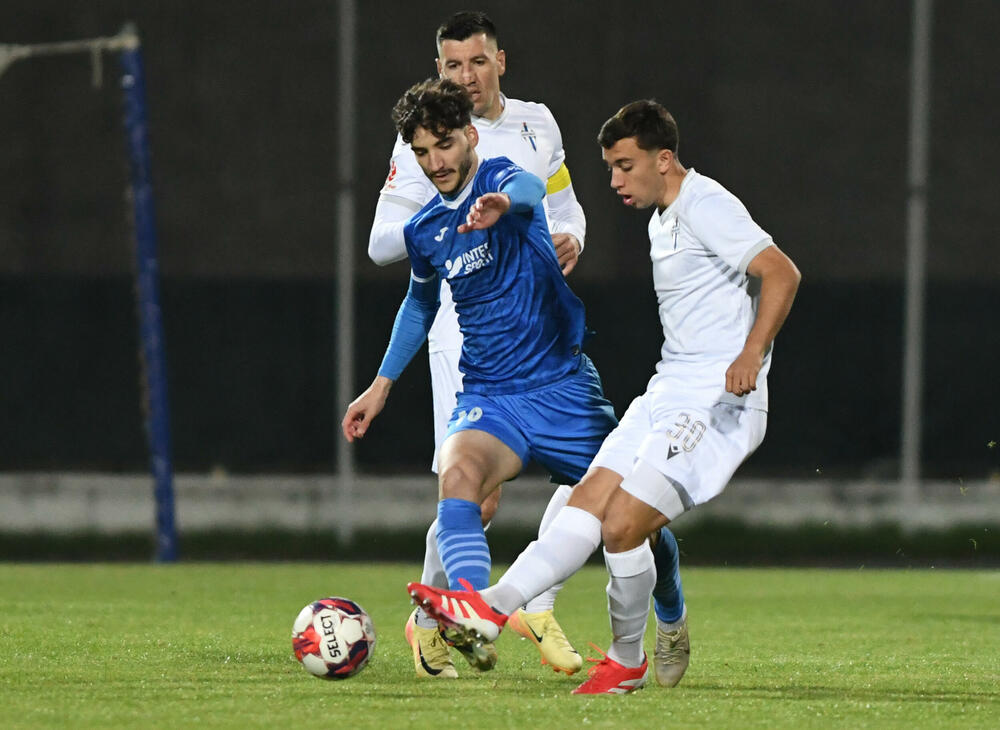 <p>Sutjeska - Budućnost 1:3, u prvom meču 29. kola Meridianbet 1. Crnogorske fudbalske lige. Golove za goste dali Ognjen Gašević, Ivan Bulatović i Ivan Bojović za domaće pogodio Dragan Miranović</p>