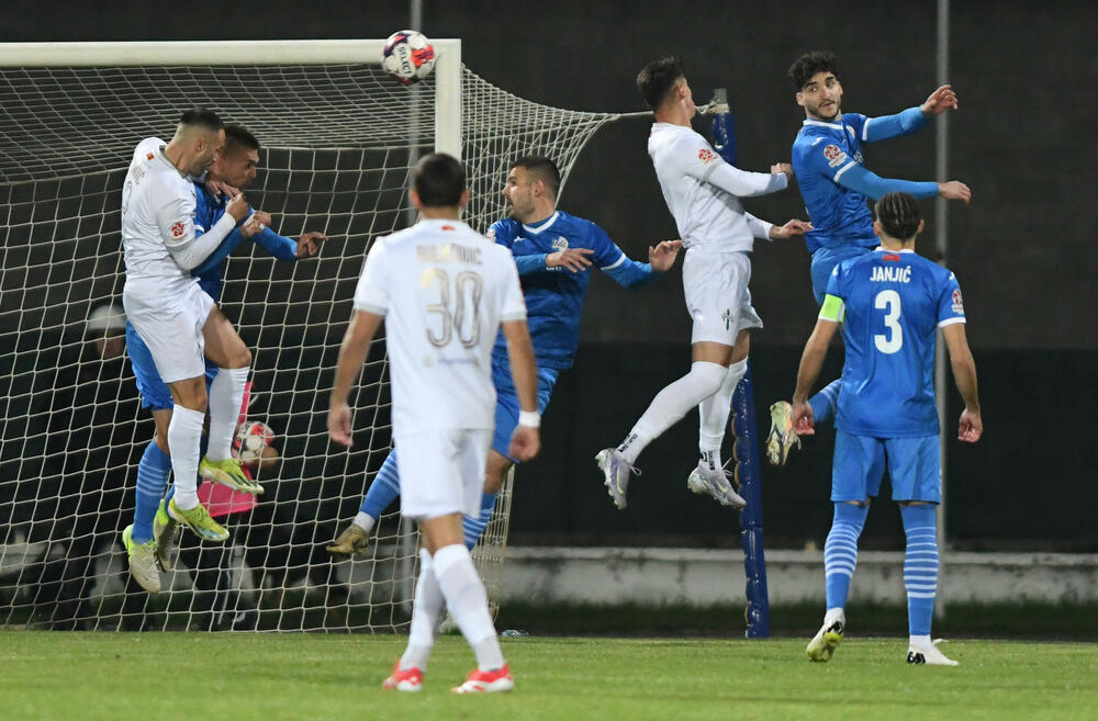 <p>Sutjeska - Budućnost 1:3, u prvom meču 29. kola Meridianbet 1. Crnogorske fudbalske lige. Golove za goste dali Ognjen Gašević, Ivan Bulatović i Ivan Bojović za domaće pogodio Dragan Miranović</p>