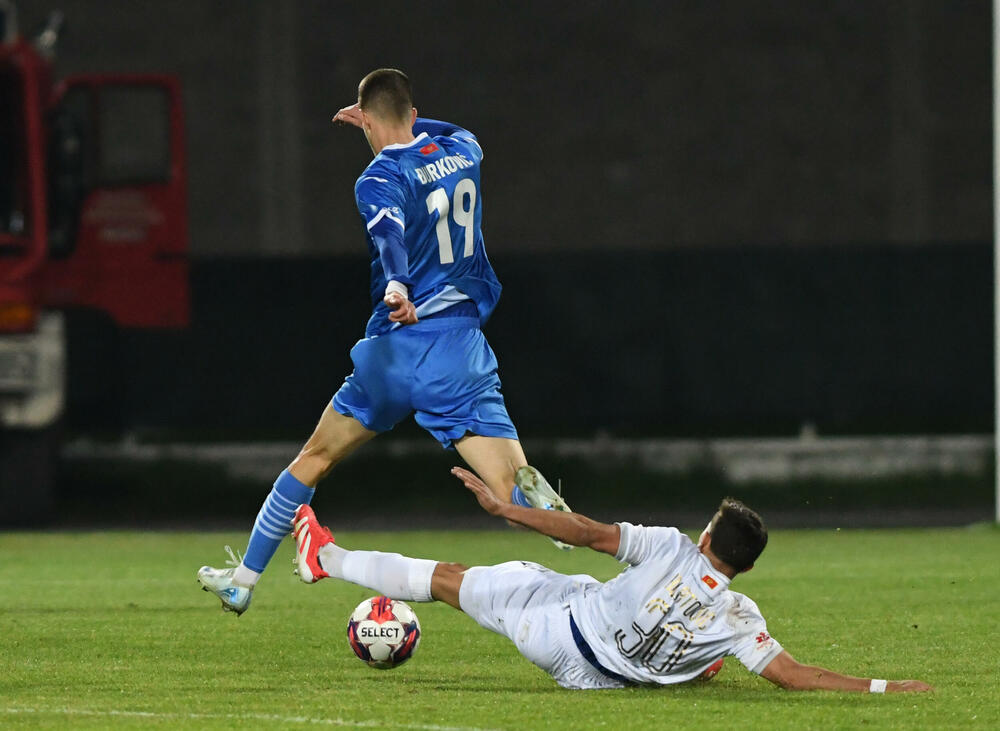 <p>Sutjeska - Budućnost 1:3, u prvom meču 29. kola Meridianbet 1. Crnogorske fudbalske lige. Golove za goste dali Ognjen Gašević, Ivan Bulatović i Ivan Bojović za domaće pogodio Dragan Miranović</p>