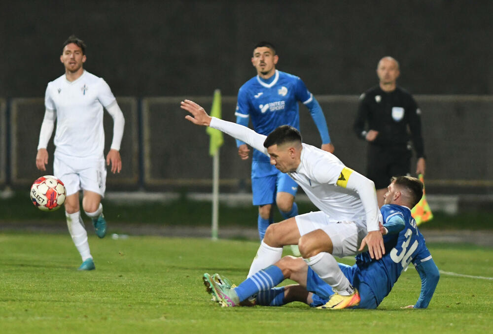 <p>Sutjeska - Budućnost 1:3, u prvom meču 29. kola Meridianbet 1. Crnogorske fudbalske lige. Golove za goste dali Ognjen Gašević, Ivan Bulatović i Ivan Bojović za domaće pogodio Dragan Miranović</p>