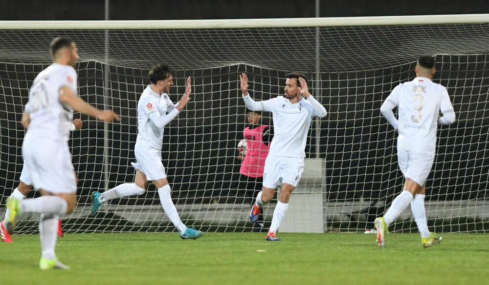 <p>Sutjeska - Budućnost 1:3, u prvom meču 29. kola Meridianbet 1. Crnogorske fudbalske lige. Golove za goste dali Ognjen Gašević, Ivan Bulatović i Ivan Bojović za domaće pogodio Dragan Miranović</p>