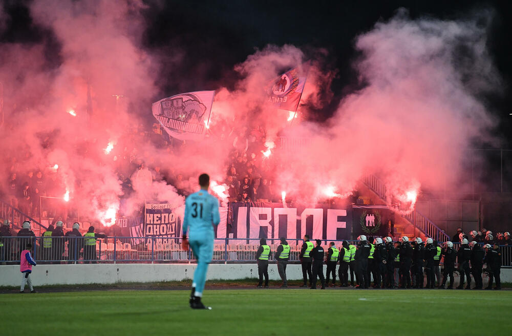 <p>Sutjeska - Budućnost 1:3, u prvom meču 29. kola Meridianbet 1. Crnogorske fudbalske lige. Golove za goste dali Ognjen Gašević, Ivan Bulatović i Ivan Bojović za domaće pogodio Dragan Miranović</p>