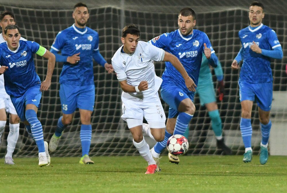 <p>Sutjeska - Budućnost 1:3, u prvom meču 29. kola Meridianbet 1. Crnogorske fudbalske lige. Golove za goste dali Ognjen Gašević, Ivan Bulatović i Ivan Bojović za domaće pogodio Dragan Miranović</p>