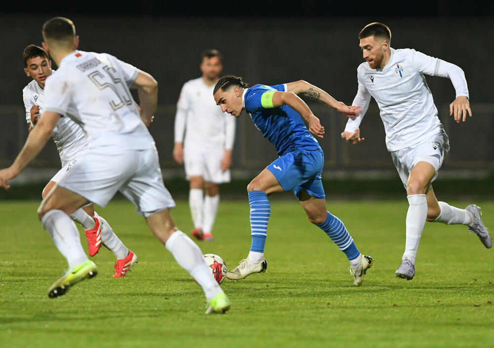 <p>Sutjeska - Budućnost 1:3, u prvom meču 29. kola Meridianbet 1. Crnogorske fudbalske lige. Golove za goste dali Ognjen Gašević, Ivan Bulatović i Ivan Bojović za domaće pogodio Dragan Miranović</p>