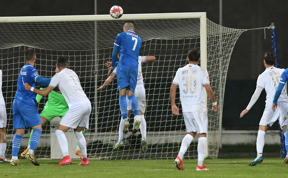 <p>Sutjeska - Budućnost 1:3, u prvom meču 29. kola Meridianbet 1. Crnogorske fudbalske lige. Golove za goste dali Ognjen Gašević, Ivan Bulatović i Ivan Bojović za domaće pogodio Dragan Miranović</p>