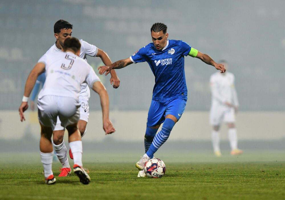 <p>Sutjeska - Budućnost 1:3, u prvom meču 29. kola Meridianbet 1. Crnogorske fudbalske lige. Golove za goste dali Ognjen Gašević, Ivan Bulatović i Ivan Bojović za domaće pogodio Dragan Miranović</p>