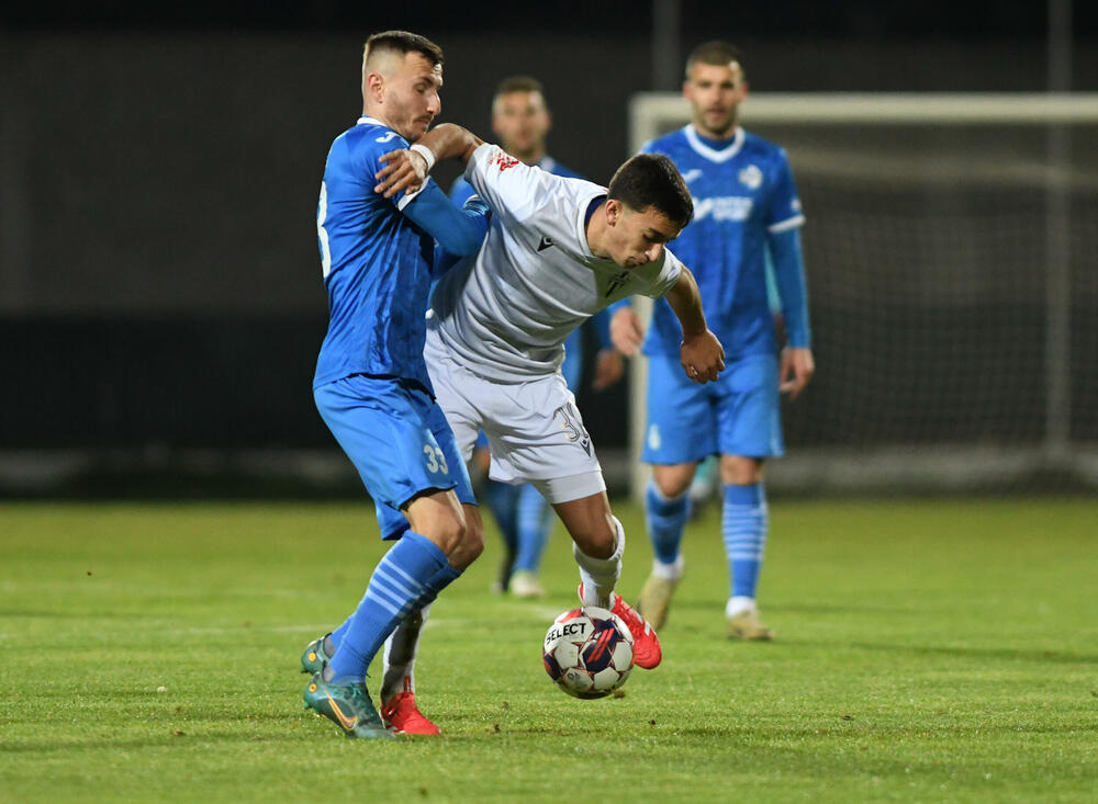 <p>Sutjeska - Budućnost 1:3, u prvom meču 29. kola Meridianbet 1. Crnogorske fudbalske lige. Golove za goste dali Ognjen Gašević, Ivan Bulatović i Ivan Bojović za domaće pogodio Dragan Miranović</p>