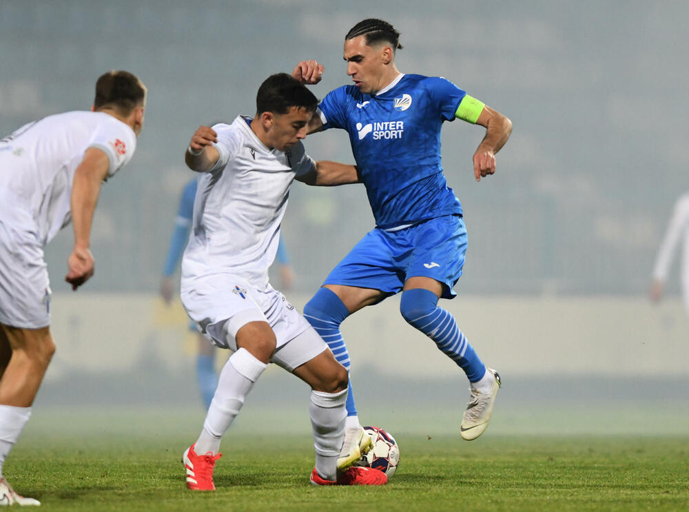 <p>Sutjeska - Budućnost 1:3, u prvom meču 29. kola Meridianbet 1. Crnogorske fudbalske lige. Golove za goste dali Ognjen Gašević, Ivan Bulatović i Ivan Bojović za domaće pogodio Dragan Miranović</p>