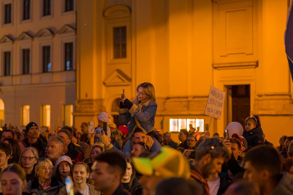 <p>Okupljene je pozdravio i gradski odbornik Andreas Vaseler koji je rekao da je došao da im ukaže čast, jer njihova želja pokreće hiljade ljudi u Srbiji koji izlaze na ulice</p>