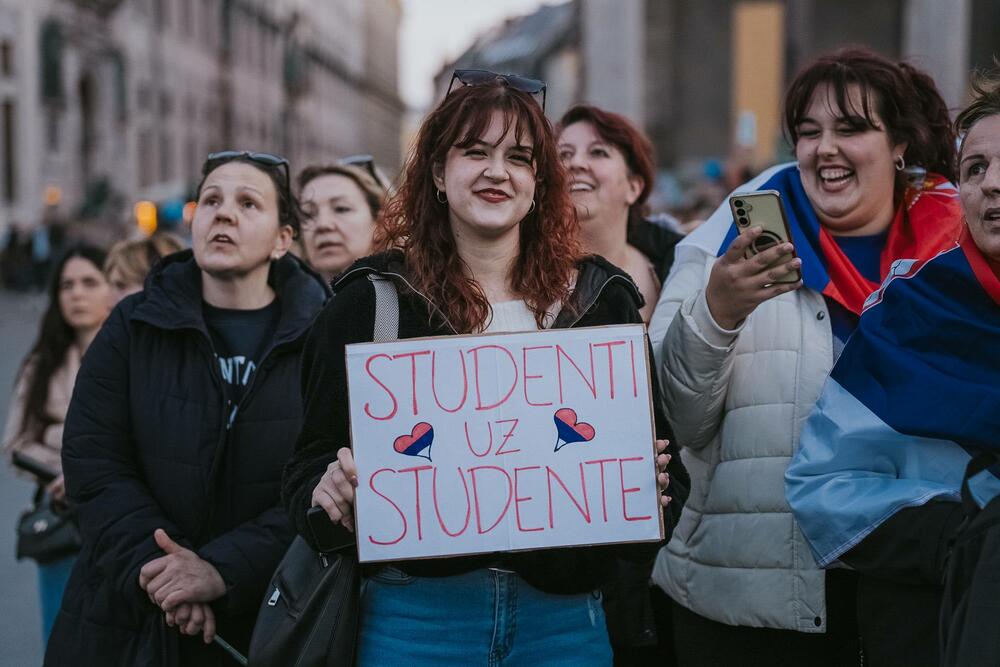 <p>Okupljene je pozdravio i gradski odbornik Andreas Vaseler koji je rekao da je došao da im ukaže čast, jer njihova želja pokreće hiljade ljudi u Srbiji koji izlaze na ulice</p>