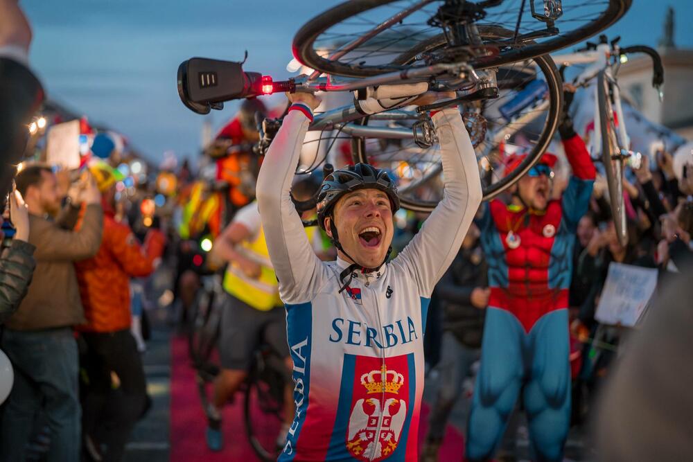 <p>Okupljene je pozdravio i gradski odbornik Andreas Vaseler koji je rekao da je došao da im ukaže čast, jer njihova želja pokreće hiljade ljudi u Srbiji koji izlaze na ulice</p>