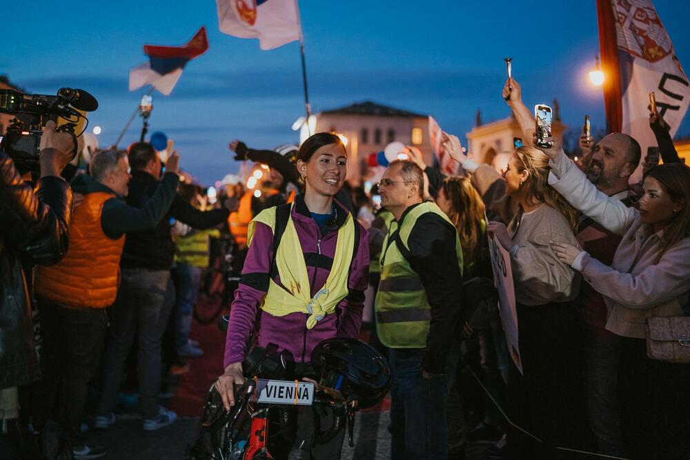 <p>Okupljene je pozdravio i gradski odbornik Andreas Vaseler koji je rekao da je došao da im ukaže čast, jer njihova želja pokreće hiljade ljudi u Srbiji koji izlaze na ulice</p>