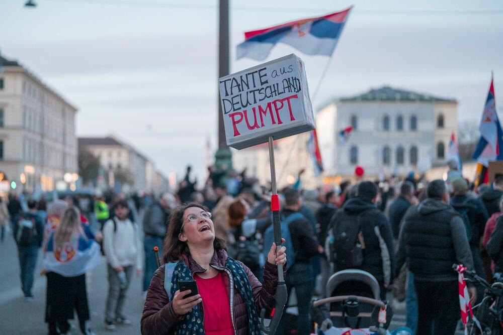 <p>Okupljene je pozdravio i gradski odbornik Andreas Vaseler koji je rekao da je došao da im ukaže čast, jer njihova želja pokreće hiljade ljudi u Srbiji koji izlaze na ulice</p>