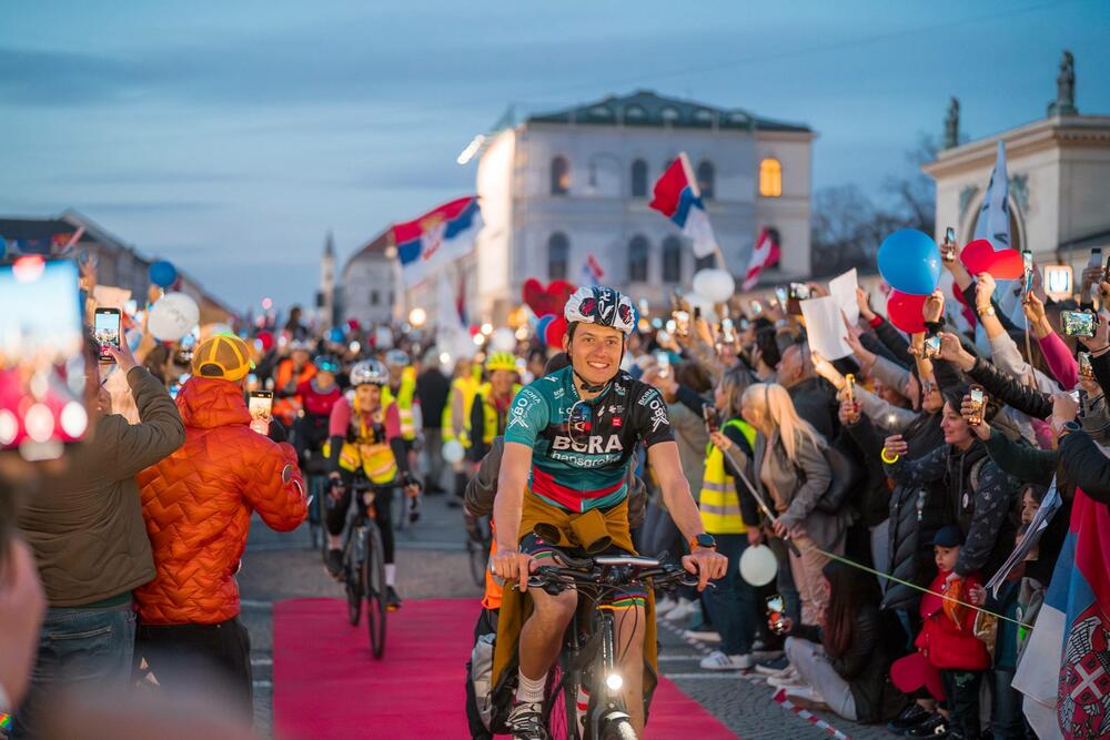 <p>Okupljene je pozdravio i gradski odbornik Andreas Vaseler koji je rekao da je došao da im ukaže čast, jer njihova želja pokreće hiljade ljudi u Srbiji koji izlaze na ulice</p>