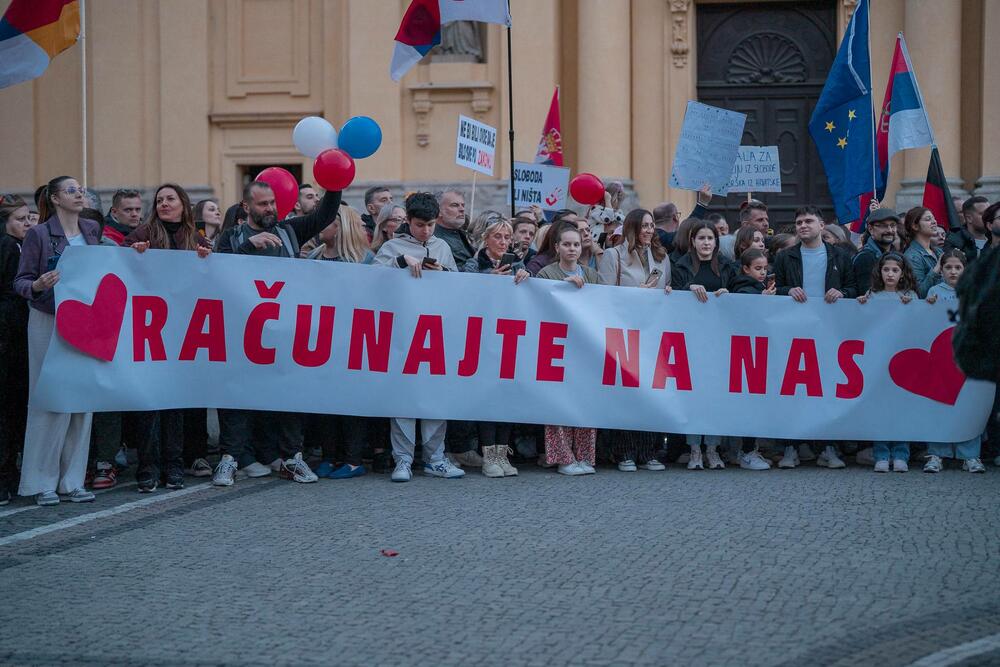 <p>Okupljene je pozdravio i gradski odbornik Andreas Vaseler koji je rekao da je došao da im ukaže čast, jer njihova želja pokreće hiljade ljudi u Srbiji koji izlaze na ulice</p>