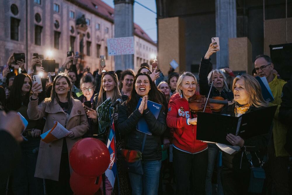 <p>Okupljene je pozdravio i gradski odbornik Andreas Vaseler koji je rekao da je došao da im ukaže čast, jer njihova želja pokreće hiljade ljudi u Srbiji koji izlaze na ulice</p>
