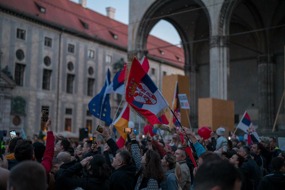 <p>Okupljene je pozdravio i gradski odbornik Andreas Vaseler koji je rekao da je došao da im ukaže čast, jer njihova želja pokreće hiljade ljudi u Srbiji koji izlaze na ulice</p>