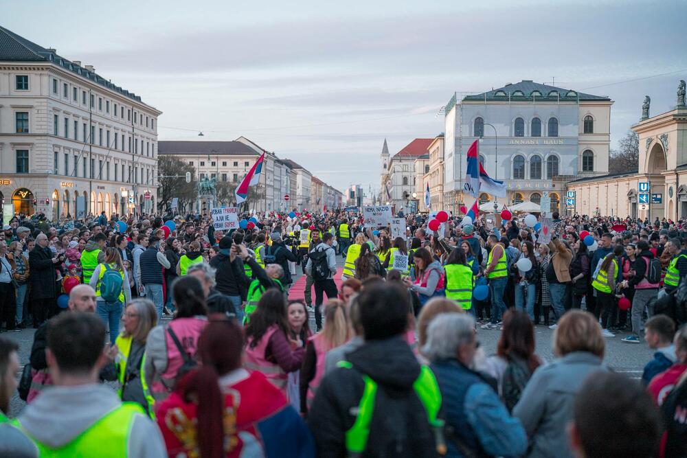 <p>Okupljene je pozdravio i gradski odbornik Andreas Vaseler koji je rekao da je došao da im ukaže čast, jer njihova želja pokreće hiljade ljudi u Srbiji koji izlaze na ulice</p>