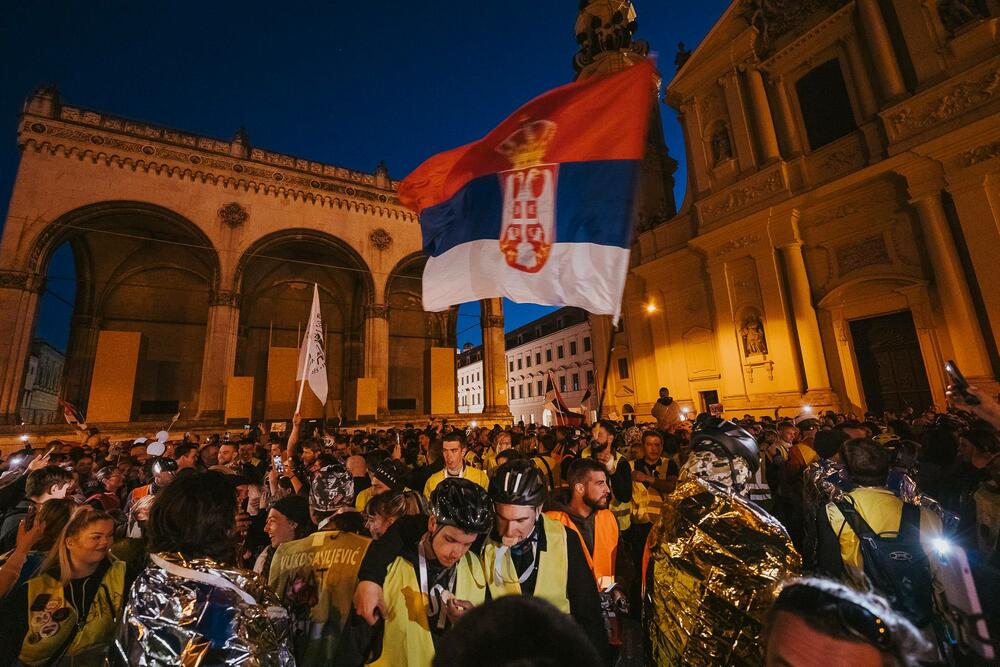 <p>Okupljene je pozdravio i gradski odbornik Andreas Vaseler koji je rekao da je došao da im ukaže čast, jer njihova želja pokreće hiljade ljudi u Srbiji koji izlaze na ulice</p>