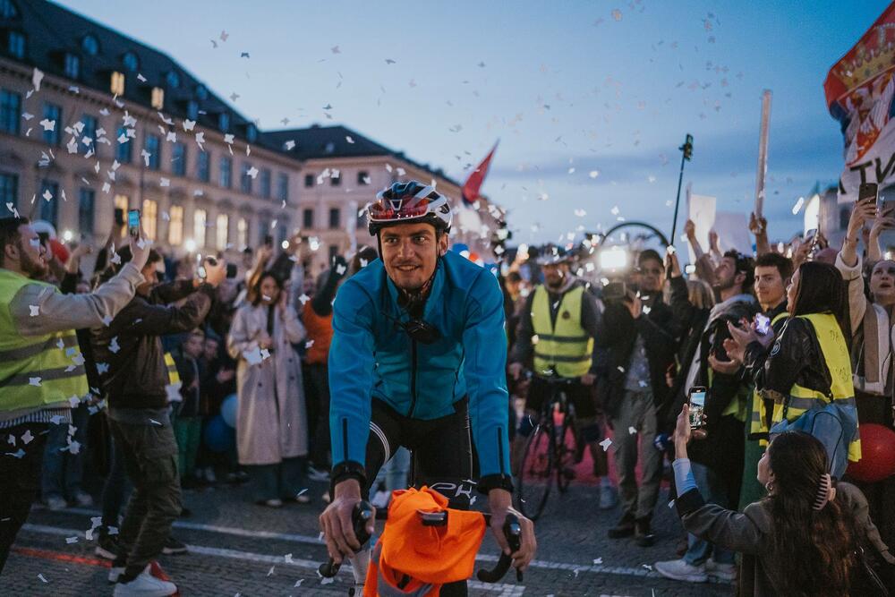 <p>Okupljene je pozdravio i gradski odbornik Andreas Vaseler koji je rekao da je došao da im ukaže čast, jer njihova želja pokreće hiljade ljudi u Srbiji koji izlaze na ulice</p>