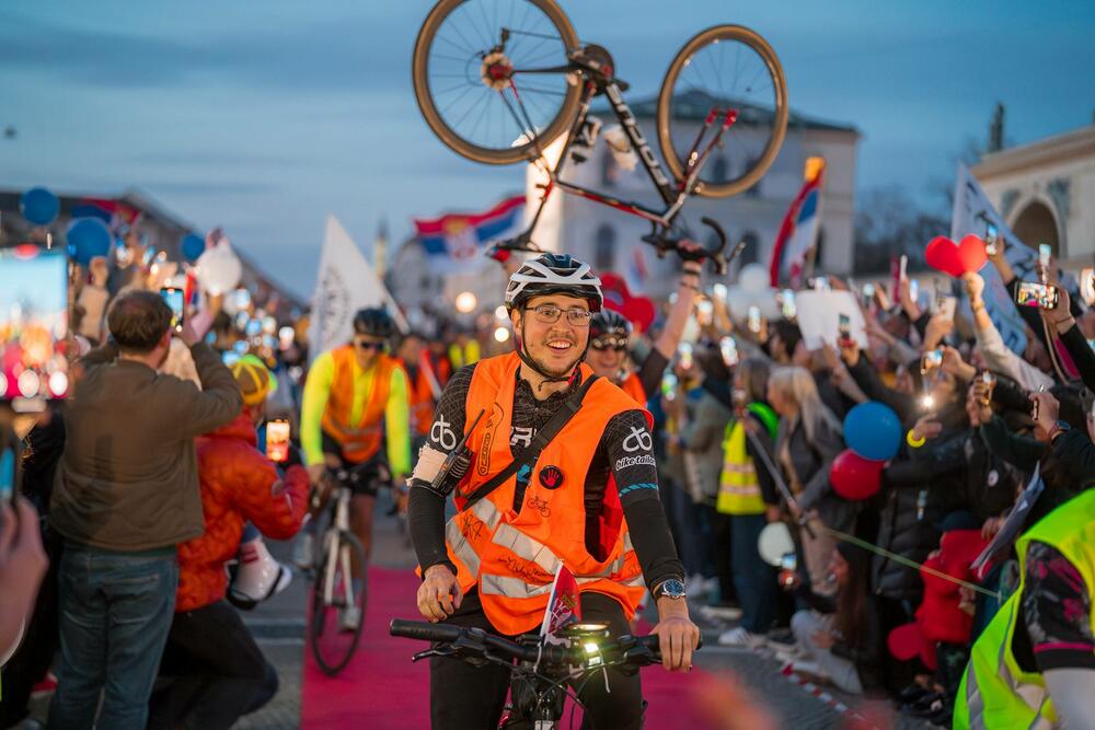 <p>Okupljene je pozdravio i gradski odbornik Andreas Vaseler koji je rekao da je došao da im ukaže čast, jer njihova želja pokreće hiljade ljudi u Srbiji koji izlaze na ulice</p>