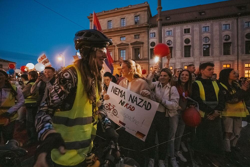 <p>Okupljene je pozdravio i gradski odbornik Andreas Vaseler koji je rekao da je došao da im ukaže čast, jer njihova želja pokreće hiljade ljudi u Srbiji koji izlaze na ulice</p>